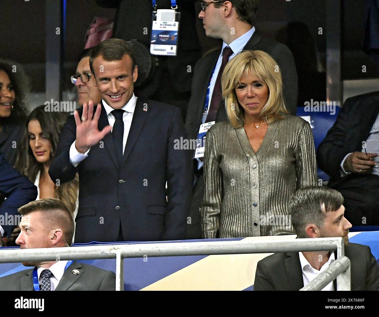 Il presidente francese Emmanuel Macron (C) e sua moglie Brigitte Macron (C), Noel le Great (L) e il ministro francese dello Sport Roxana Maracineanu (R) durante la partita di calcio della UEFA Nations League Francia contro l'Olanda il 9 settembre 2018 allo Stade de France di Saint Denis, Francia. Foto Stock