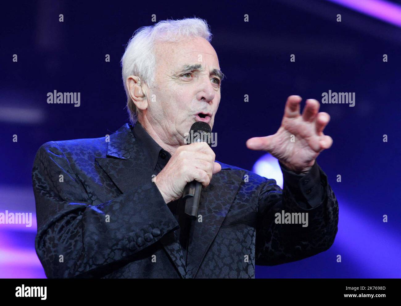 Festival di Old Plows Charles Aznavour Concerto. Il cantante e cantautore francese Charles Aznavour è morto a 94 anni dopo una carriera che dura più di 80 anni, dice un portavoce. L'artista francese e armeno ha venduto oltre 180 milioni di dischi. Foto Stock