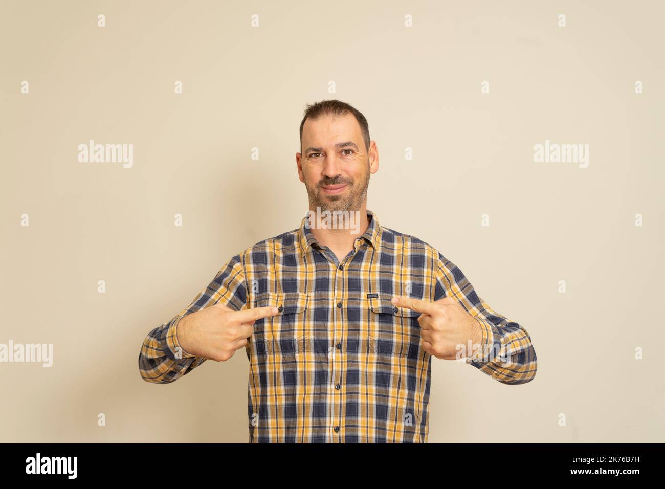 Questo sono io. Ritratto dell'uomo in camicia a quadri che indica se stesso e guarda con arrogante ed egoista espressione, sentendosi riuscito e nascosto Foto Stock