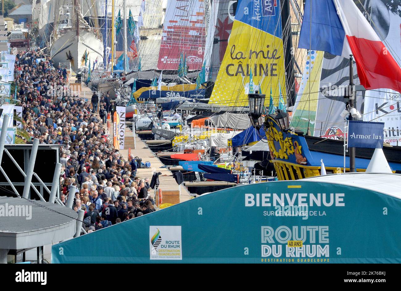 Vista del basion e del pubblico durante il 40th ° anniversario della Route du Rhum evento il 25 ottobre 2018. Foto Stock