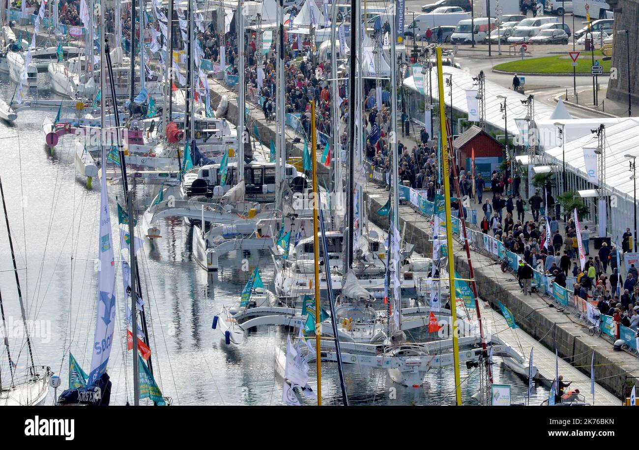 Vista del basion e del pubblico durante il 40th ° anniversario della Route du Rhum evento il 25 ottobre 2018. Foto Stock