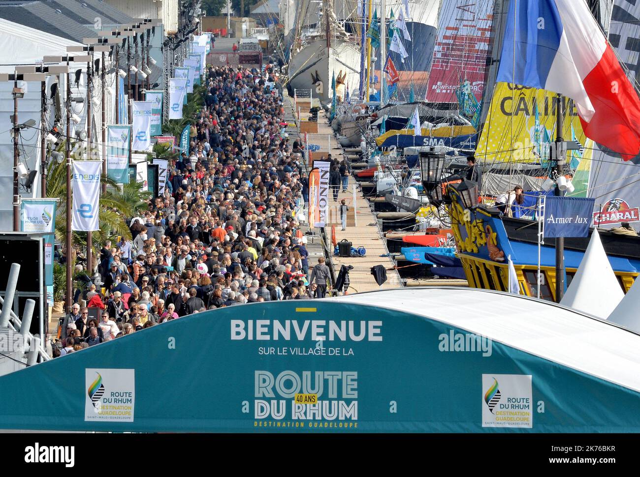 Vista del basion e del pubblico durante il 40th ° anniversario della Route du Rhum evento il 25 ottobre 2018. Foto Stock