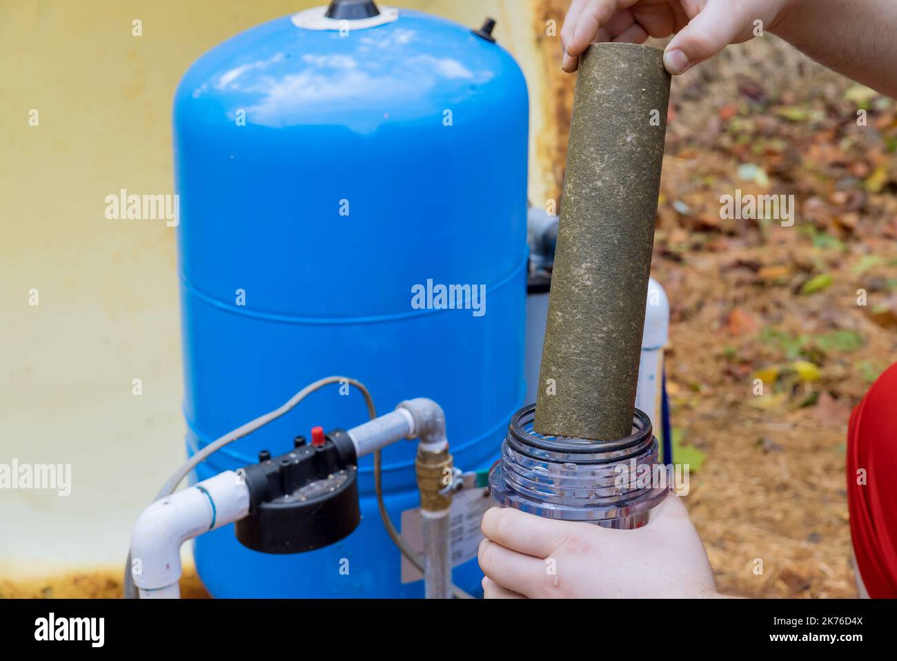 Un'azienda professionale esegue la manutenzione dell'impianto idrico in tutta la casa, sostituendo i filtri sostituibili per mantenere l'acqua pulita. Foto Stock