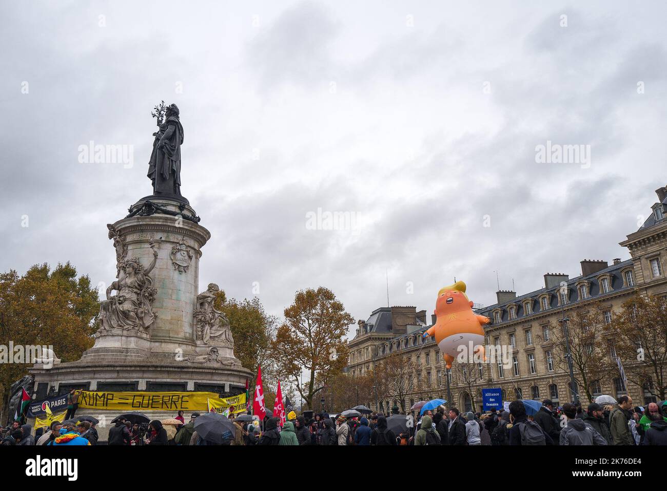 Donald Trump baby mongolfiera a Parigi Foto Stock