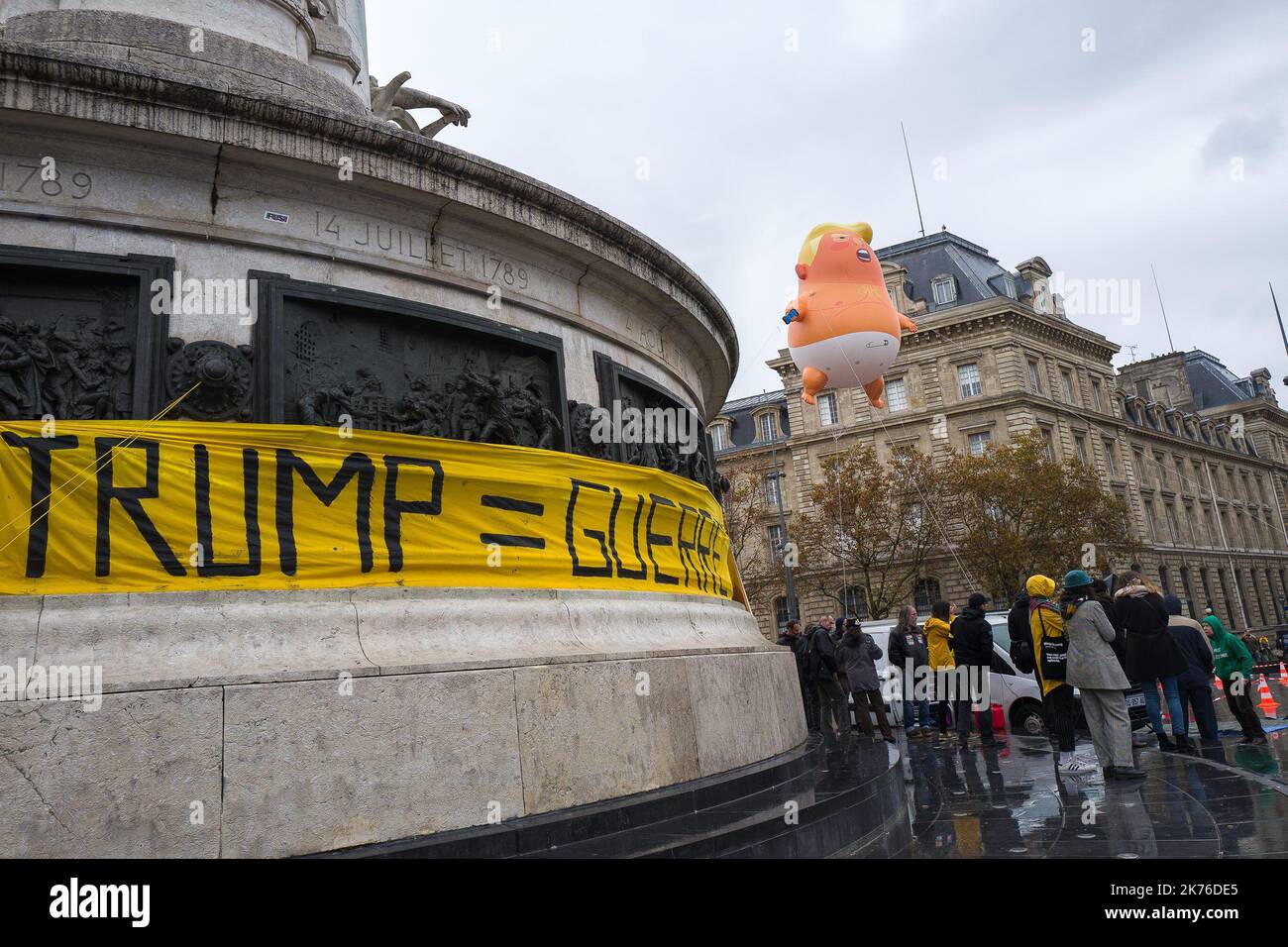 Donald Trump baby mongolfiera a Parigi Foto Stock