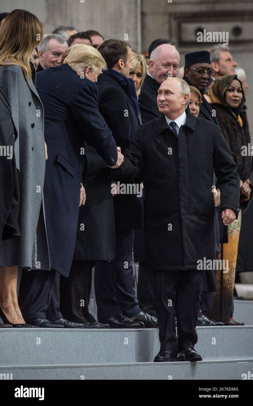 Il presidente russo Vladimir Poutine e il presidente americano Donald Trump si stringono le mani in una cerimonia all'Arco di Trionfo di Parigi il 11 novembre 2018, nell'ambito delle commemorazioni del 100th° anniversario dell'armistizio del 11 novembre 1918, che ha posto fine alla prima guerra mondiale Foto Stock