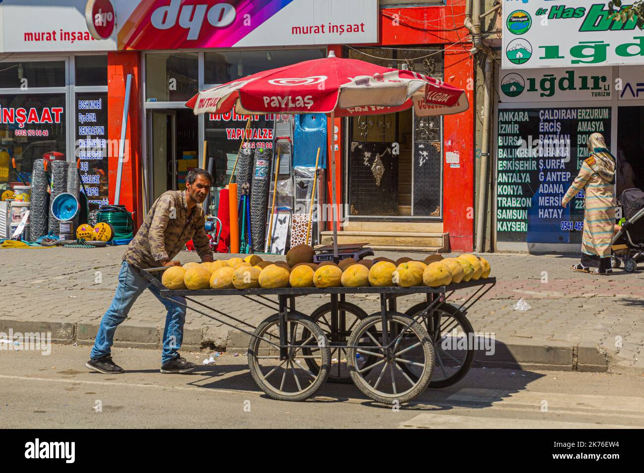 IGDIR, TURCHIA - 17 LUGLIO 2019: Uomo con il suo carrello di melone in una strada a Igdir, Turchia Foto Stock