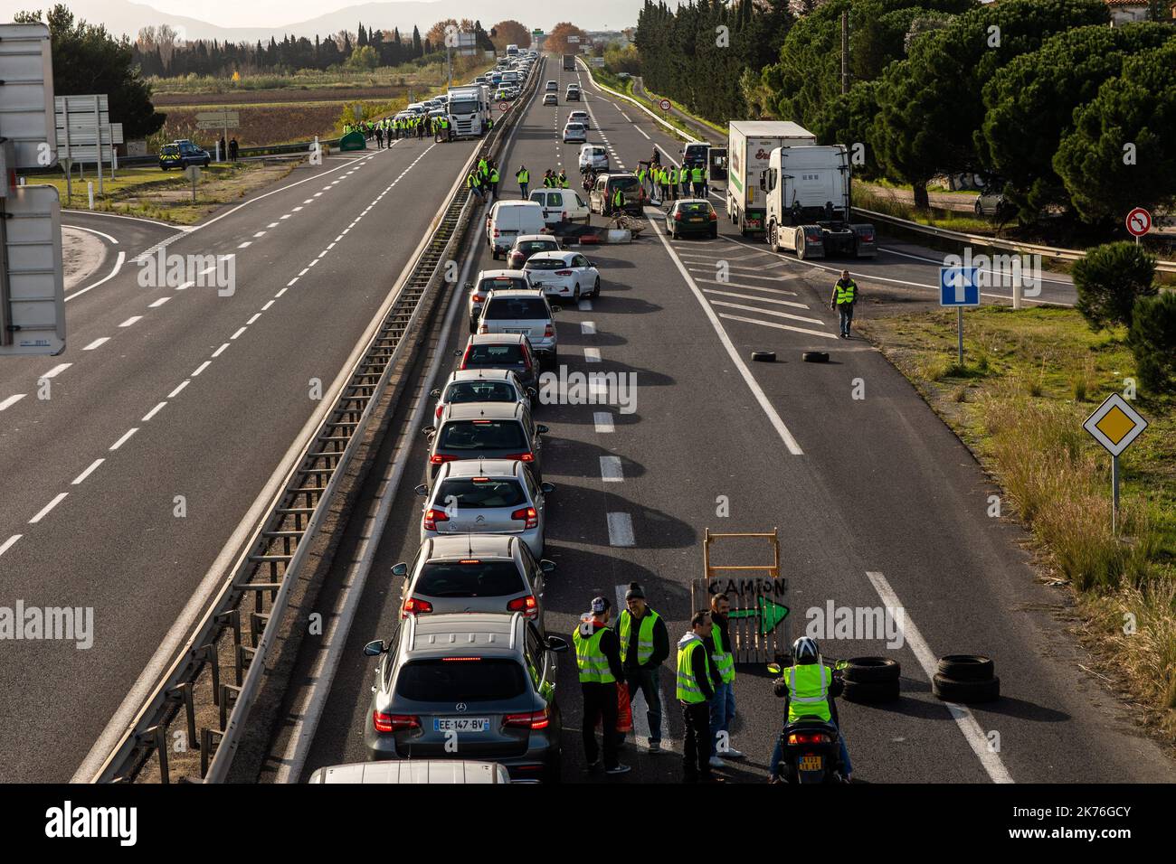 Atto 3 della mobilitazione del movimento sociale di 'giubbotti gialli' Sabato, 01 dicembre 2018 - punto di blocco del pedaggio Perpignan nord. Circa 1500 manifestanti erano presenti a metà giornata e avevano effettuato il filtraggio delle dighe. Foto Stock