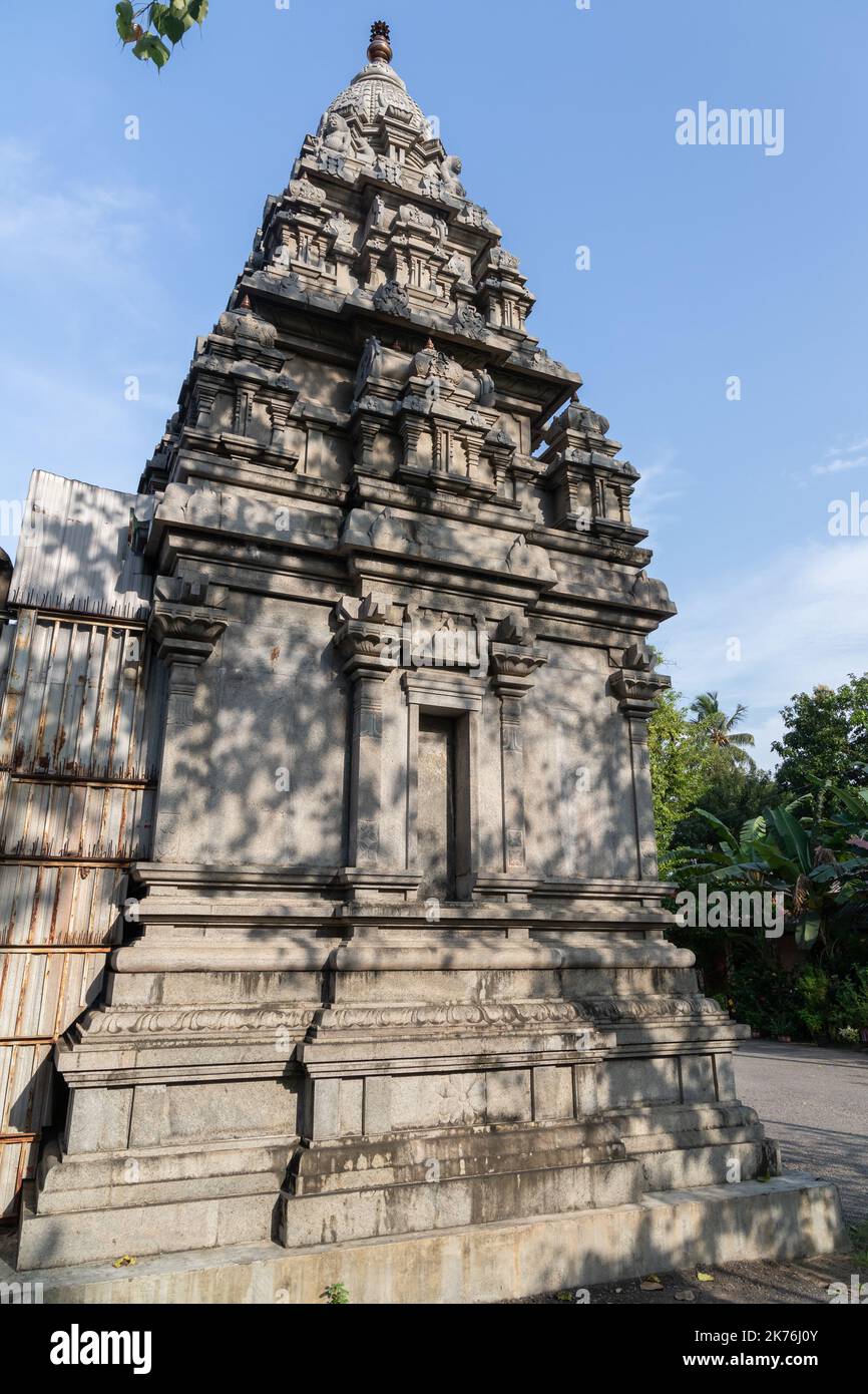 Foto verticale con esterno in pietra scolpita del Tempio di Sri Kaileswaram, dedicato a Lord Shiva e Ganesha, il più antico tempio indù di Colombo in Sr Foto Stock