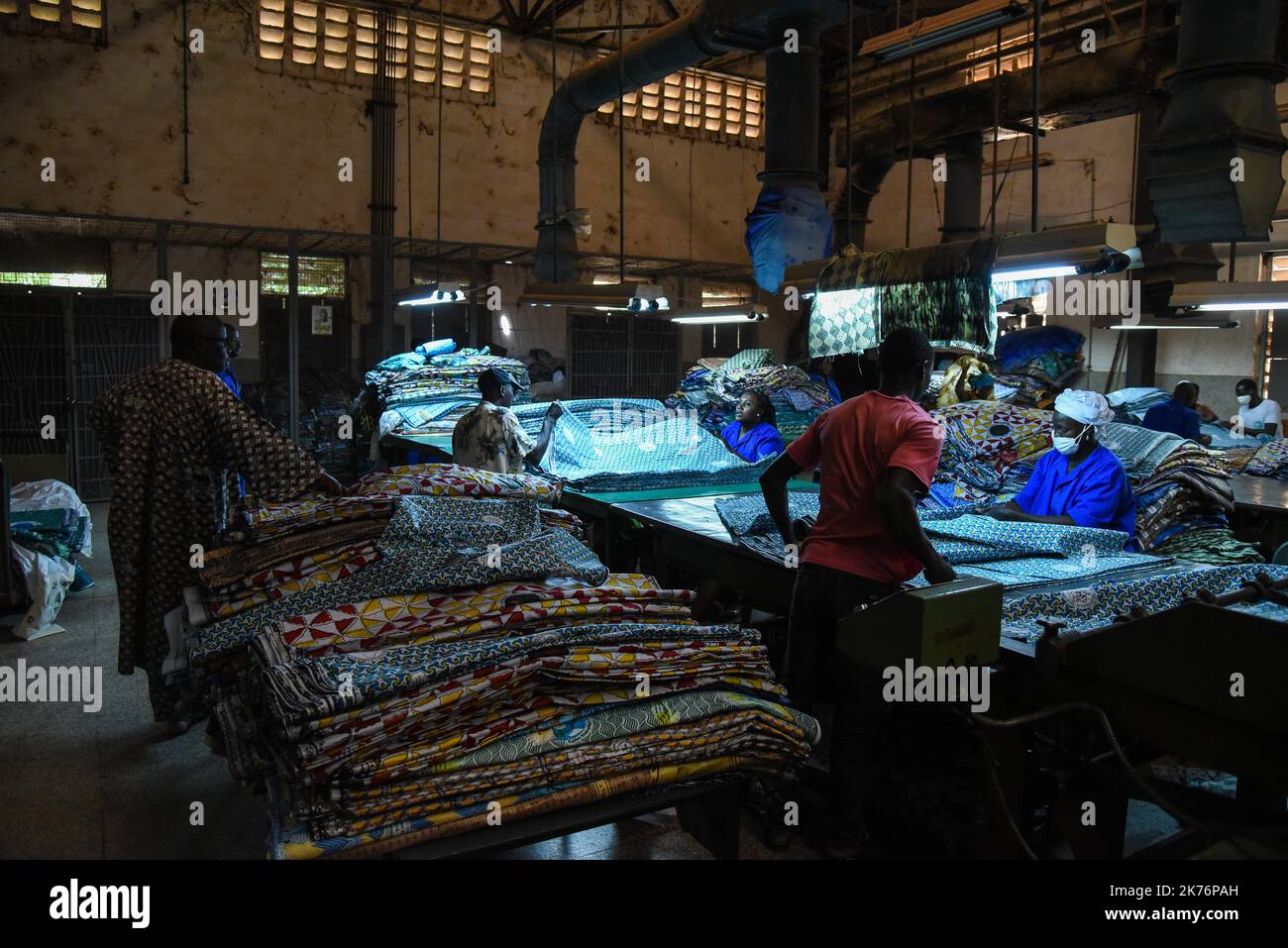 I lavoratori controllano la qualità finale dei tessuti in loindle presso lo stabilimento COMATEX (Malian Textile Company) di Segou prima dell'imballaggio e della spedizione Foto Stock