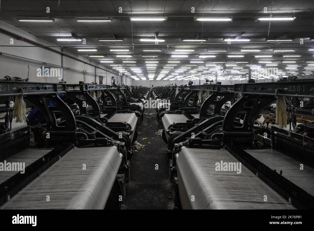Le donne controllano e correggono eventuali difetti alla fine della catena presso lo stabilimento COMATEX (la compagnie Malienne de Textile) di Segou Foto Stock