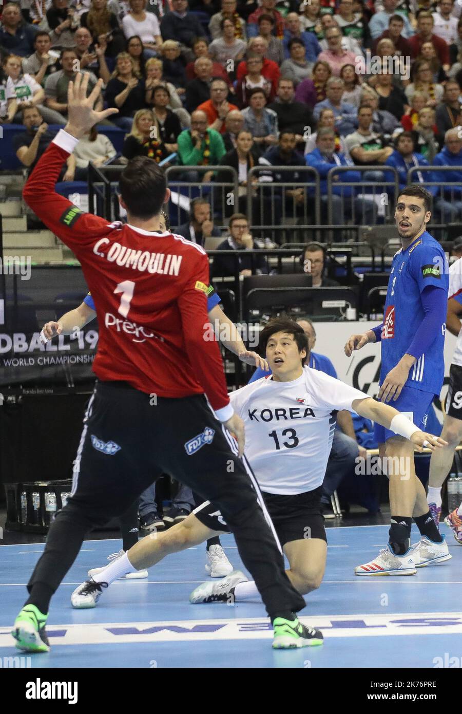 Cyril Dumoulin,Mathieu Grebille (francese) e Dongkwang Park (Corea) durante il Campionato Mondiale IHF Men's 2019, Group A partita di pallamano tra la Francia e la Repubblica di Corea Foto Stock