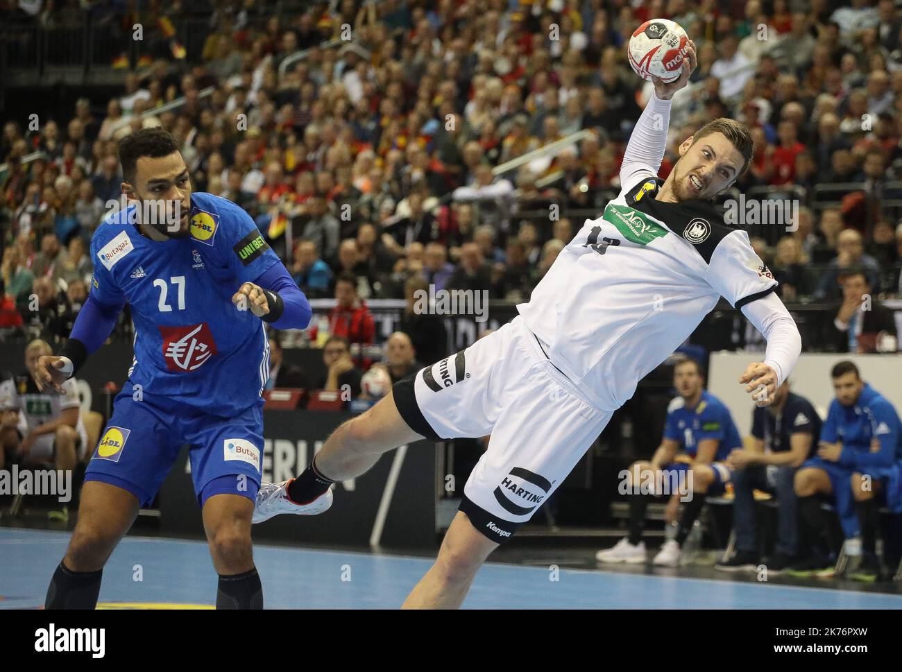 Hendrik Pekeler (Germania) e Adrien Dipanda (Francia) durante il Campionato del mondo IHF Men 2019, il Gruppo A si è disputato un match di pallamano tra Germania e Francia il 15 gennaio 2019 alla Mercedes-Benz Arena di Berlino, Germania Foto Stock