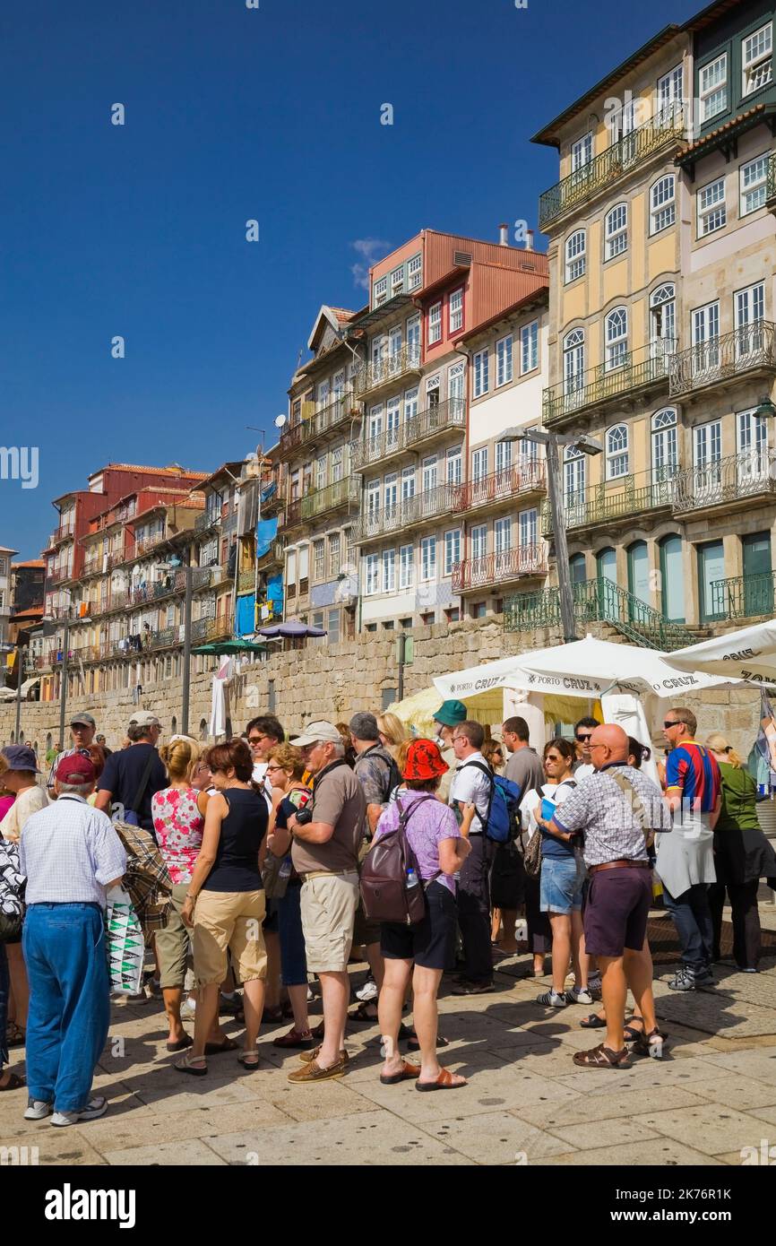 Colorati edifici architettonici e turisti in attesa intorno nella vecchia sezione di Porto, Portogallo. Foto Stock