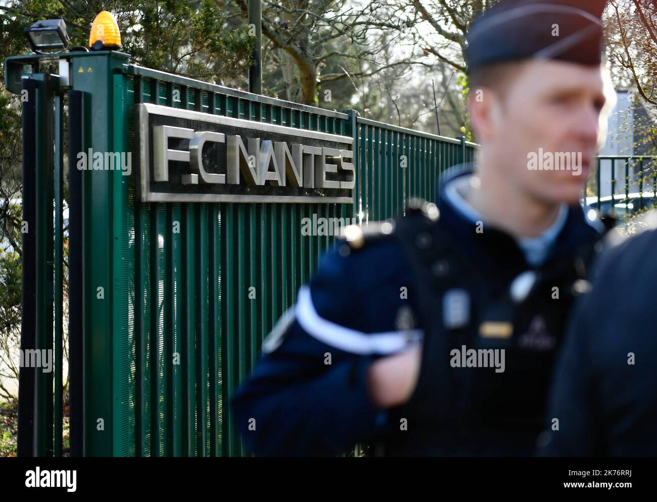 Tifosi, giornalisti e gendarmes sono di fronte al centro di formazione del FC Nantes. I giocatori lasciano il centro di allenamento dopo aver appreso le notizie sulla scomparsa dell'attaccante argentino Emiliano Sala che volava a Cardiff City a bordo di un piccolo aereo dopo per il club. Foto Stock