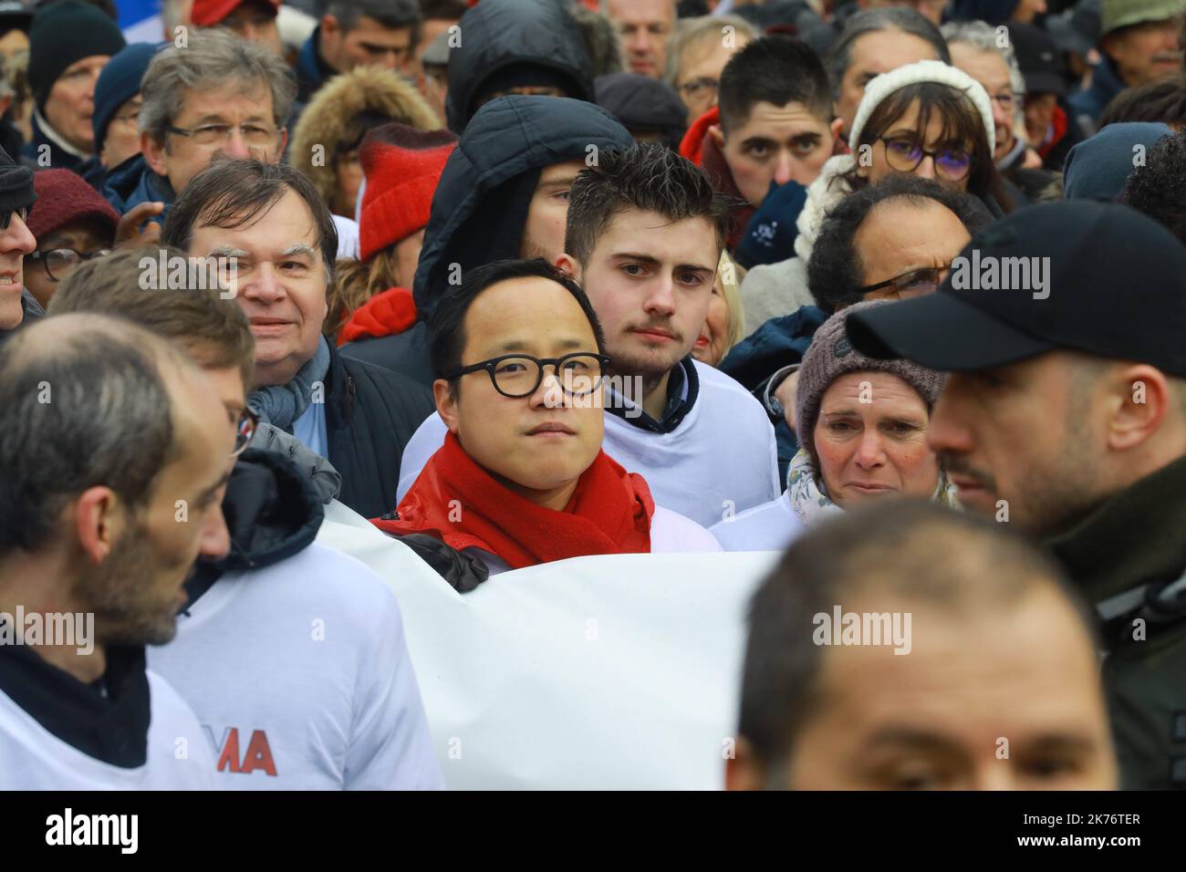 ©PHOTOPQR/LE PARISIEN/PH LAVIEILLE - PARIGI 27/01/2019 ; Manifestion des foulards rouges en réponse aux gilets jaunes Environ 10000 personnes ont défilès cet après midi entre la place de la Nation et la place de la bastille pour une marche républicaine en réponse au mouvement des gilets jaunes Philippe Lhoste pilote l'organisation de la marche républicaine des libertés ce dimanche a Parigi - Parigi, Francia, gennaio 27th 2019 - dimostrazione di sciarpe rosse per la democrazia e contro le violenze Foto Stock