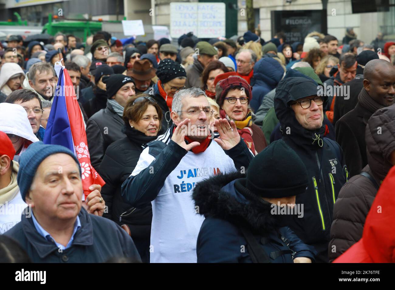 ©PHOTOPQR/LE PARISIEN/PH LAVIEILLE - PARIGI 27/01/2019 ; Manifestion des foulards rouges en réponse aux gilets jaunes Environ 10000 personnes ont défilès cet après midi entre la place de la Nation et la place de la bastille pour une marche républicaine en réponse au mouvement des gilets jaunes Philippe Lhoste pilote l'organisation de la marche républicaine des libertés ce dimanche a Parigi - Parigi, Francia, gennaio 27th 2019 - dimostrazione di sciarpe rosse per la democrazia e contro le violenze Foto Stock