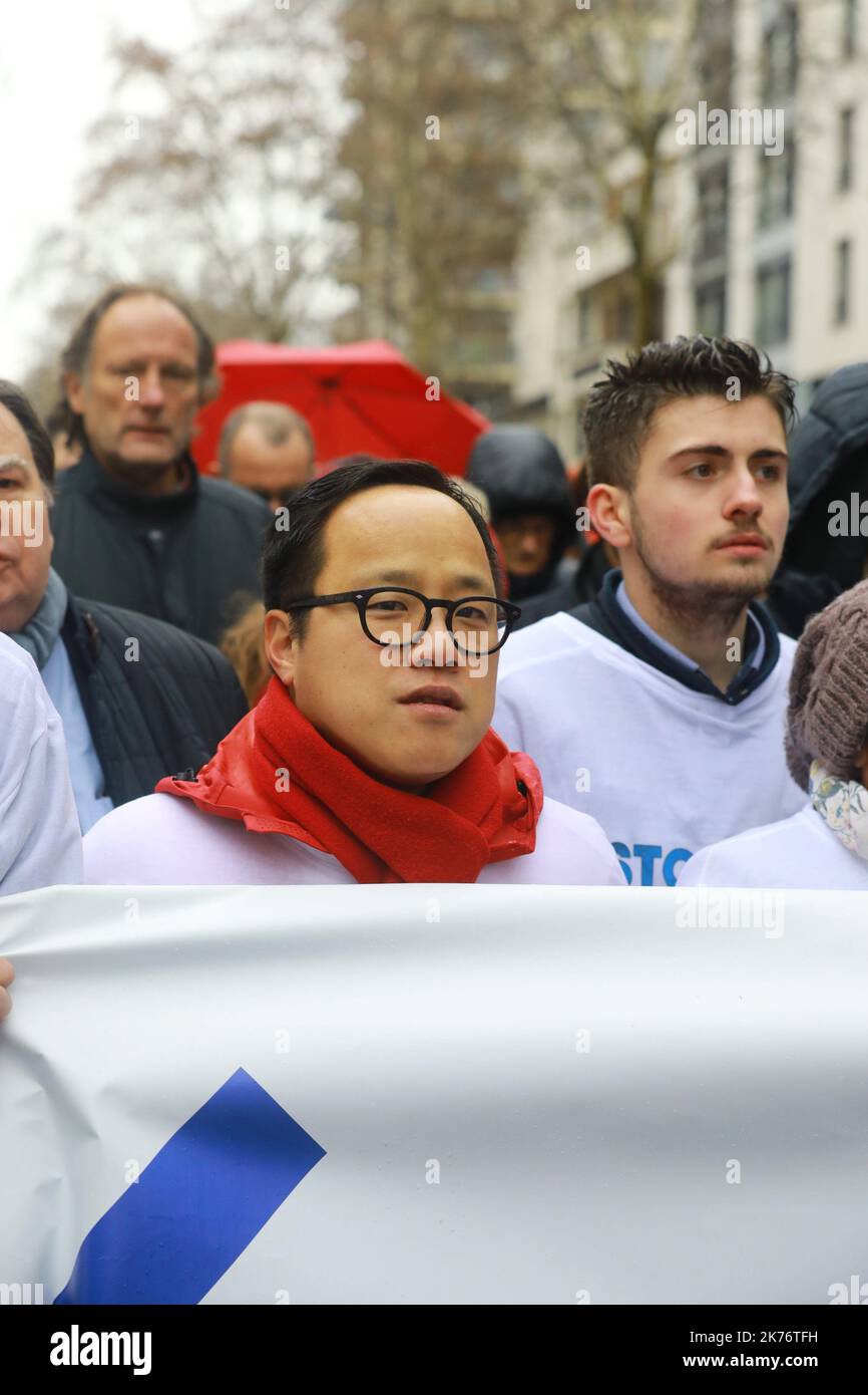 ©PHOTOPQR/LE PARISIEN/PH LAVIEILLE - PARIGI 27/01/2019 ; Manifestion des foulards rouges en réponse aux gilets jaunes Environ 10000 personnes ont défilès cet après midi entre la place de la Nation et la place de la bastille pour une marche républicaine en réponse au mouvement des gilets jaunes Philippe Lhoste pilote l'organisation de la marche républicaine des libertés ce dimanche a Parigi - Parigi, Francia, gennaio 27th 2019 - dimostrazione di sciarpe rosse per la democrazia e contro le violenze Foto Stock