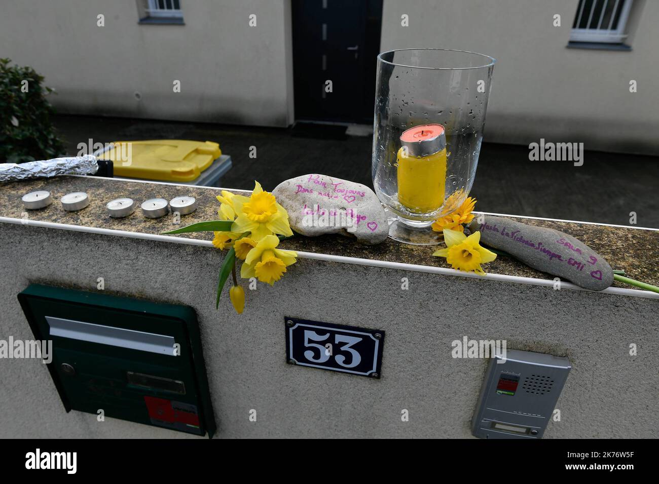 Di fronte alla sua casa, tributi all'argentino Emiliano Sala, ex giocatore di Nantes scomparso durante un trasferimento aereo a Cardiff. Foto Stock