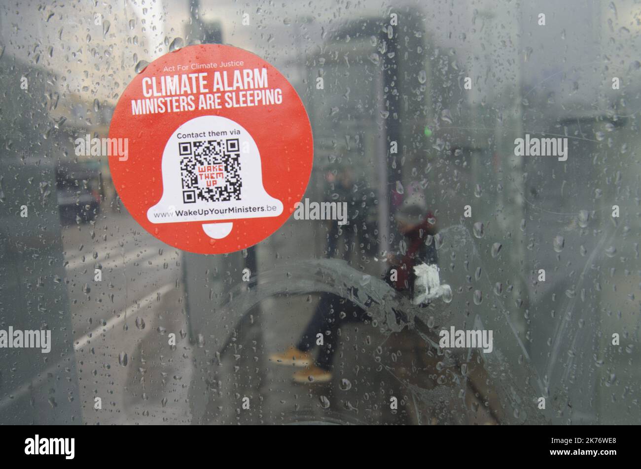 Campagna pubblicitaria "ACT for Climate Justice", un movimento cittadino, che sostiene azioni di disobbedienza civile per una maggiore giustizia sociale e climatica. Poster e adesivi sono stati bloccati in diverse città, tra cui Bruxelles, per chiamare i cittadini a "svegliare" i loro ministri. Foto Stock