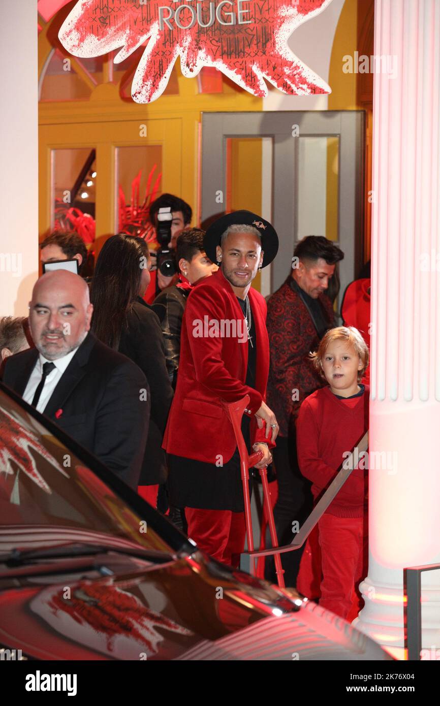 Neymar Jr di Parigi Saint-Germain organizza una festa di compleanno per amici e familiari e colleghi a Parigi, in Francia, il 4 febbraio 2018. Infortunato piede destro dal gennaio 23, Neymar Lunedi ha invitato i suoi compagni di squadra di PSG, i suoi amici e la famiglia a Pavillon Gabriel per il suo compleanno Foto Stock