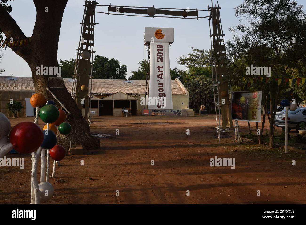 Sul posto della Fondazione Festival sul Niger, l'assenza di pubblico è evidente. Questa edizione 2nd del festival d'arte di Segou è aperta questo fine settimana a Segou. Un'inaugurazione a metà cuore e un pubblico che non ha sempre risposto. Infatti, il grande Festival sul Niger, il più grande del Mali, non porta più il suo nome e questo è confusionario. Nonostante le mostre di qualità, e qualche grande poster in concerto il pubblico non ha risposto presente durante questo primo fine settimana e non solo a causa della crescente insicurezza nel centro del paese. Un festival non molto ben compreso e sta anche guardando Foto Stock