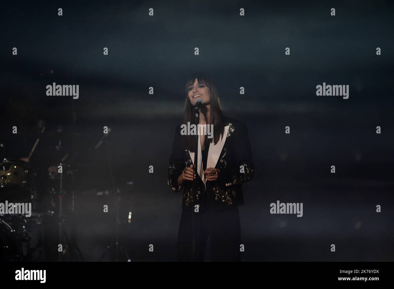 La cantante francese Clara Luciani festeggia dopo aver ricevuto il miglior premio di rivelazione delle performance di scena durante i Victoires de la Musique del 34th a la Seine musicale il 08 febbraio 2019 a Boulogne Billancourt, Francia Foto Stock