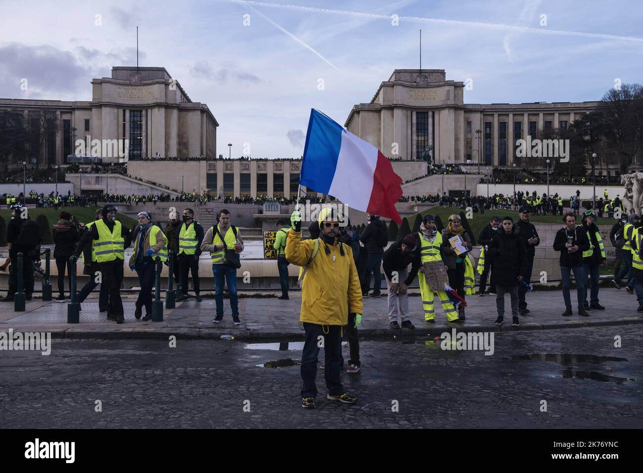 Sabato 9 febbraio 2019, più di 5.000 dimostranti si sono riuniti a Parigi come parte del movimento del giubbotto giallo. Lasciarono gli Champs Elysees alla fine della mattinata per tornare alle 6pm:00 dopo aver attraversato tutta Parigi. Alcuni scontri si sono verificati di fronte a luoghi simbolici come l'Assemblea Nazionale. Una persona ha fatto strappare la mano Foto Stock