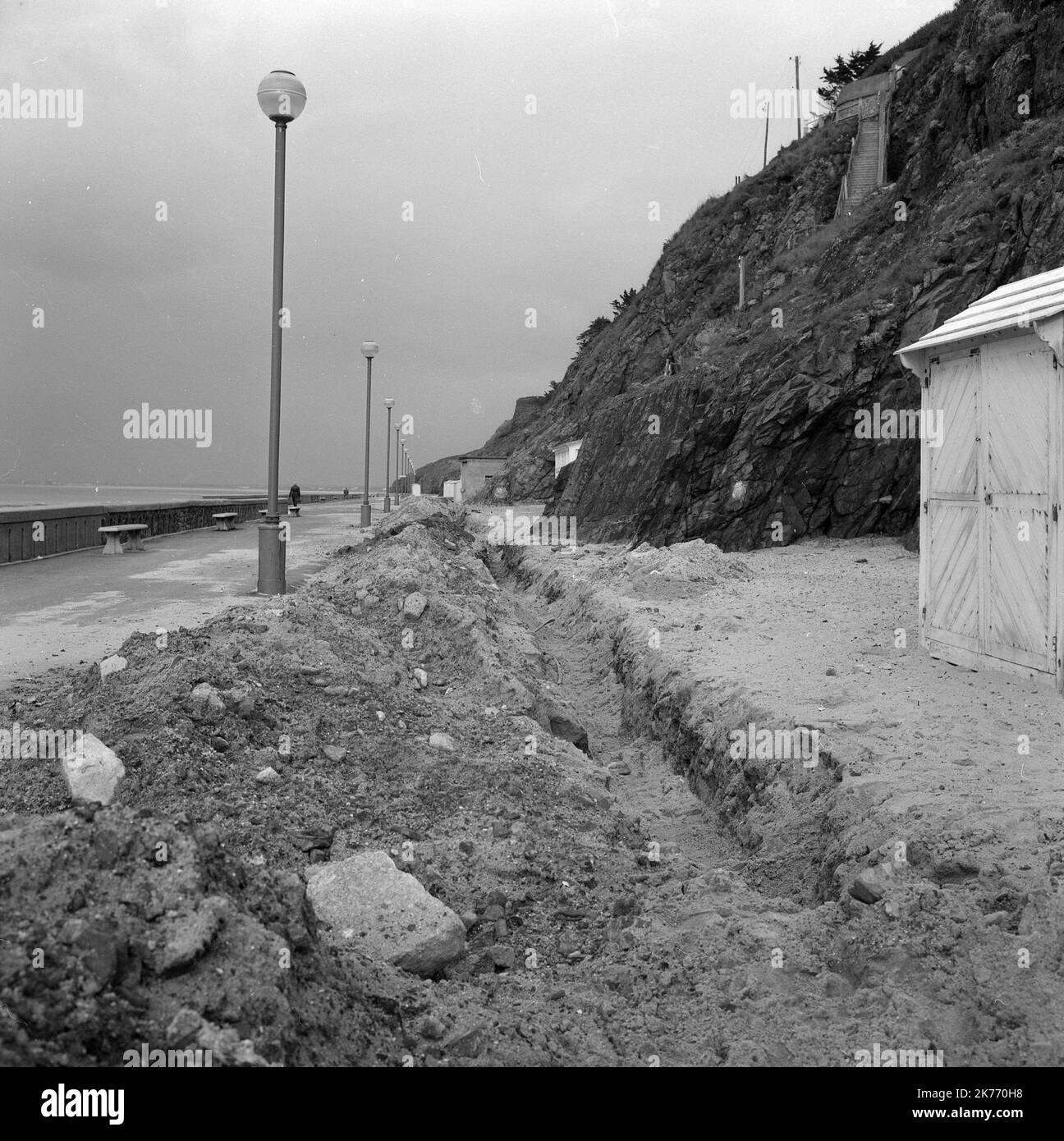 È stata scavata una trincea per l'installazione di una conduttura per l'approvvigionamento di acqua di mare al Centro di Riabilitazione funzionale Foto Stock