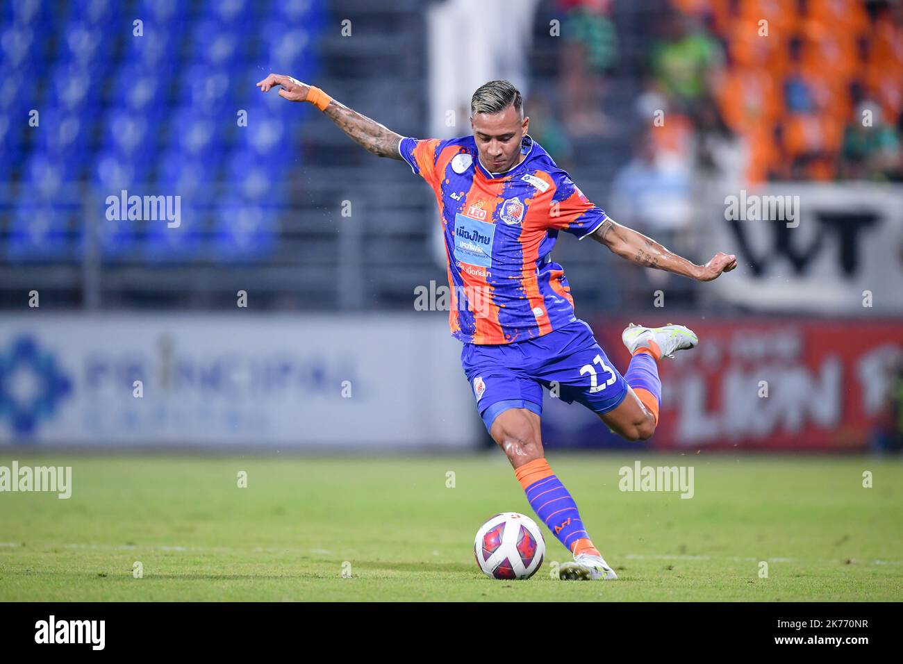 Bangkok, Thailandia. 16th Ott 2022. Kevin Deeromram di Port FC in azione durante la partita della Premier League 2022 tra Port FC e Lampang FC al PAT Stadium.Final Score; Port FC 2:1 Lampang FC Credit: SOPA Images Limited/Alamy Live News Foto Stock