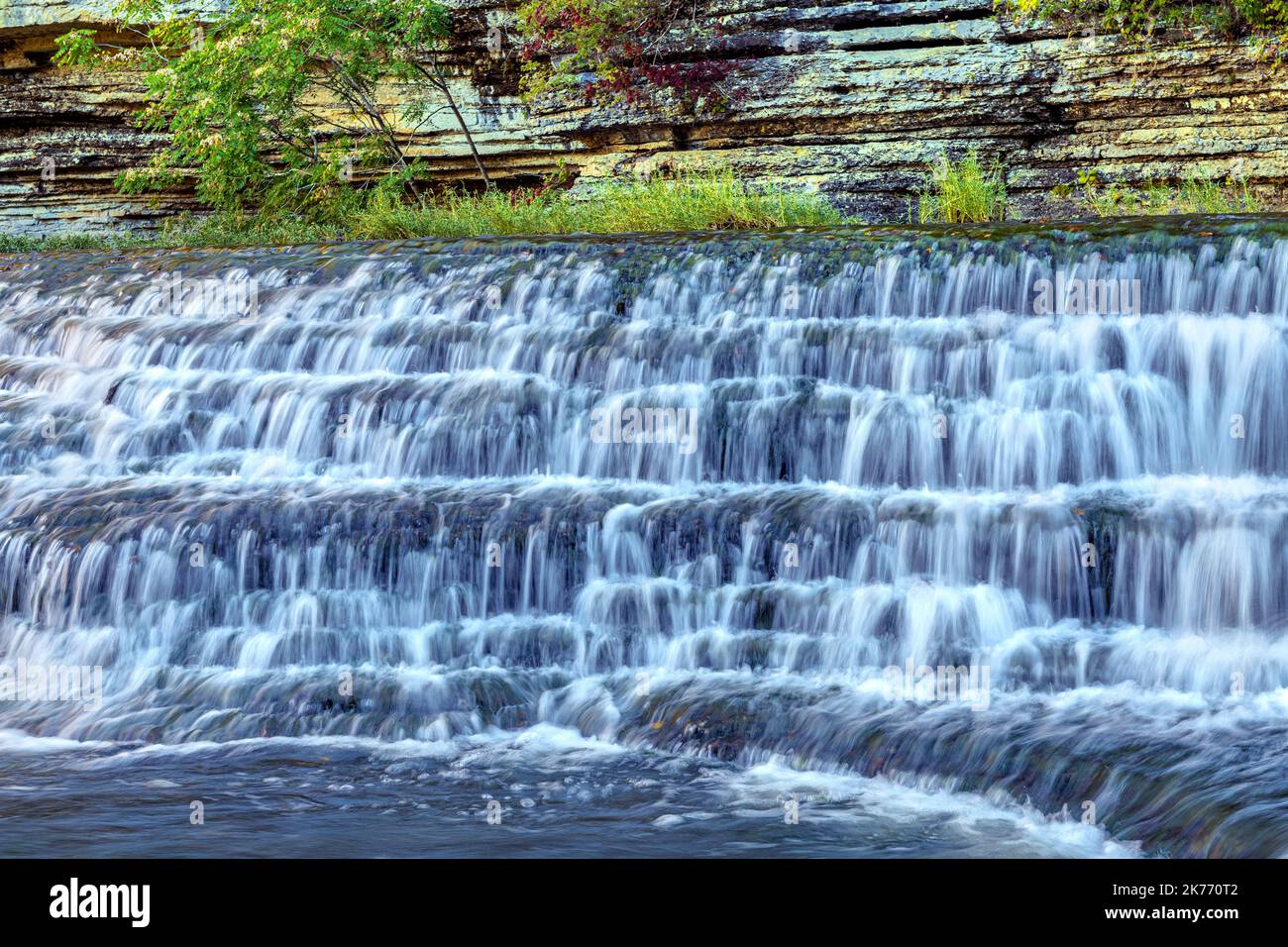 Una splendida cascata a gradini scattata con una velocità dell'otturatore ridotta per catturare il movimento scorre lungo il fiume verso una cascata più grande nelle Burges del Tennessee Foto Stock