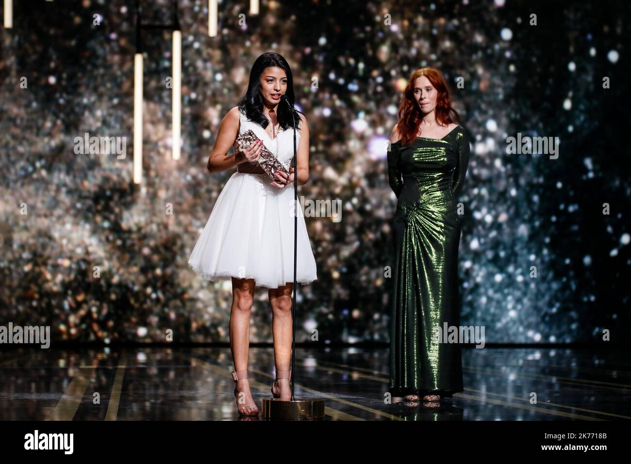 L'attrice francese Kenza Fortas reagisce dopo aver ricevuto il premio Best female Hope sul palco all'edizione 44th della cerimonia di Cesar Film Awards Foto Stock