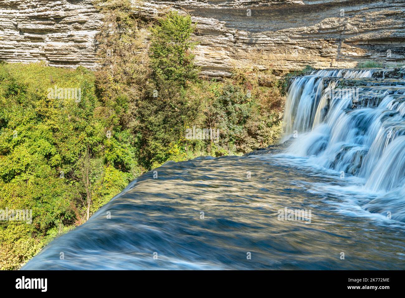 Una splendida cascata a gradini scattata con una velocità dell'otturatore ridotta per catturare il movimento scorre lungo il fiume verso una cascata più grande nelle Burges del Tennessee Foto Stock