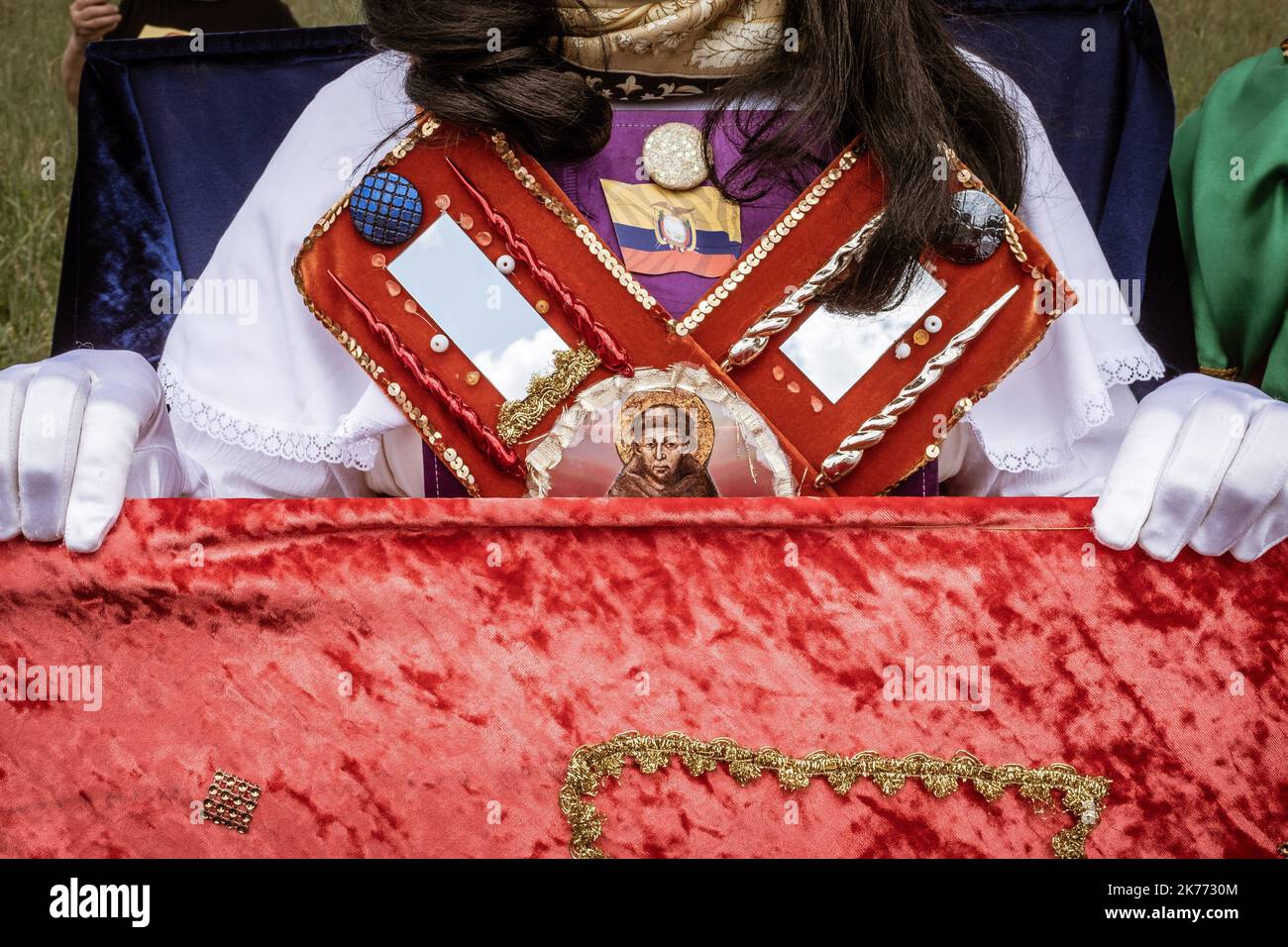 Diverse decine di persone di origine andina e appassionati del New Age celebrano il Festival del Sole (Inti Raymi in Quechua) a Vincennes Woods durante il solstizio d'inverno (nell'emisfero meridionale). Foto Stock