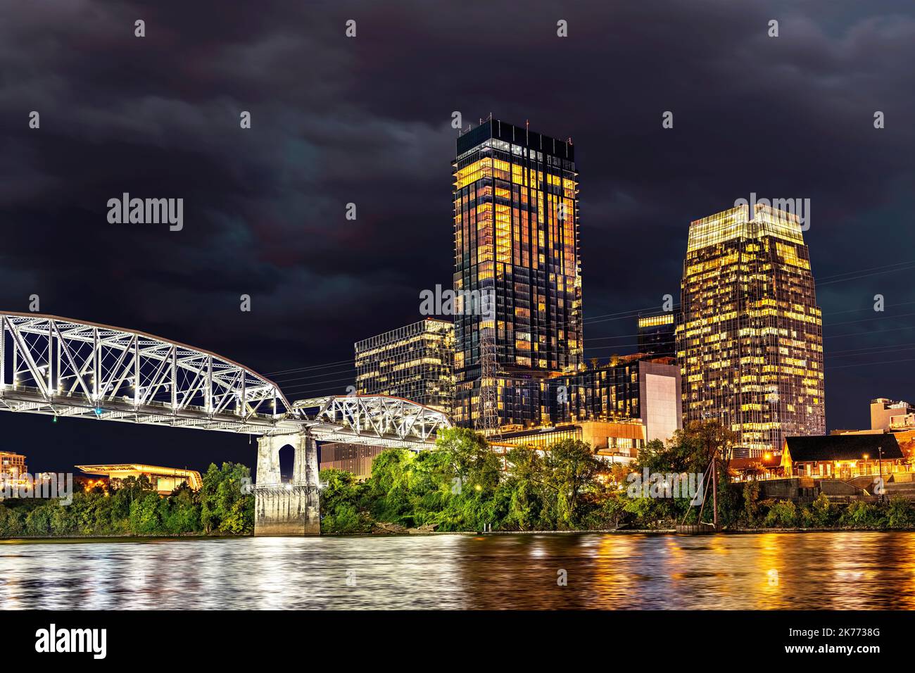 Bellissimo mago del famoso ponte pedonale del centro di Nashville sul lungofiume che mostra la storica attrazione turistica incorniciata contro il cielo nuvoloso a n Foto Stock