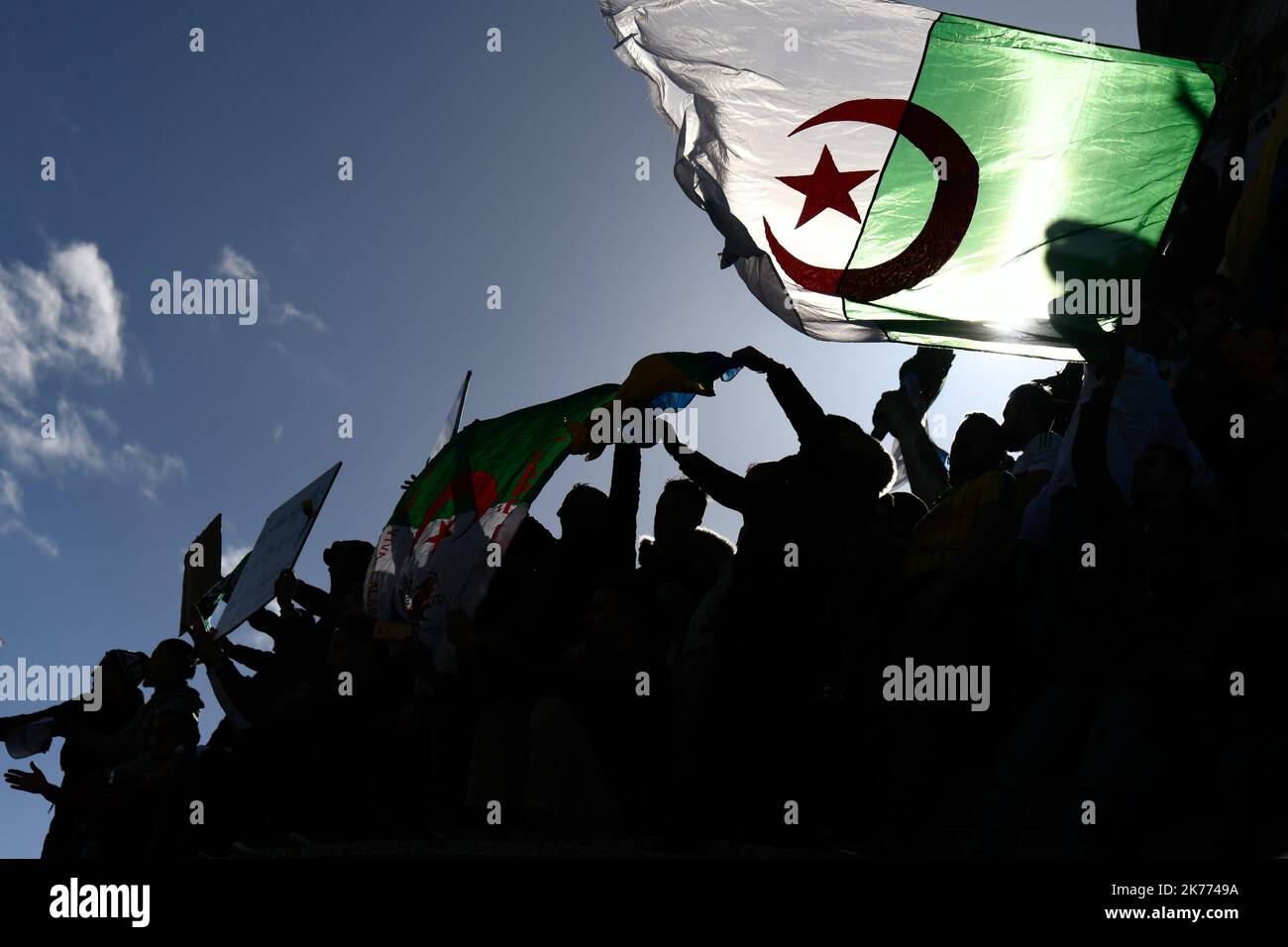 Rally della diaspora algerina su Place de la Republique contro il mandato 5th del presidente Bouteflika. Foto Stock