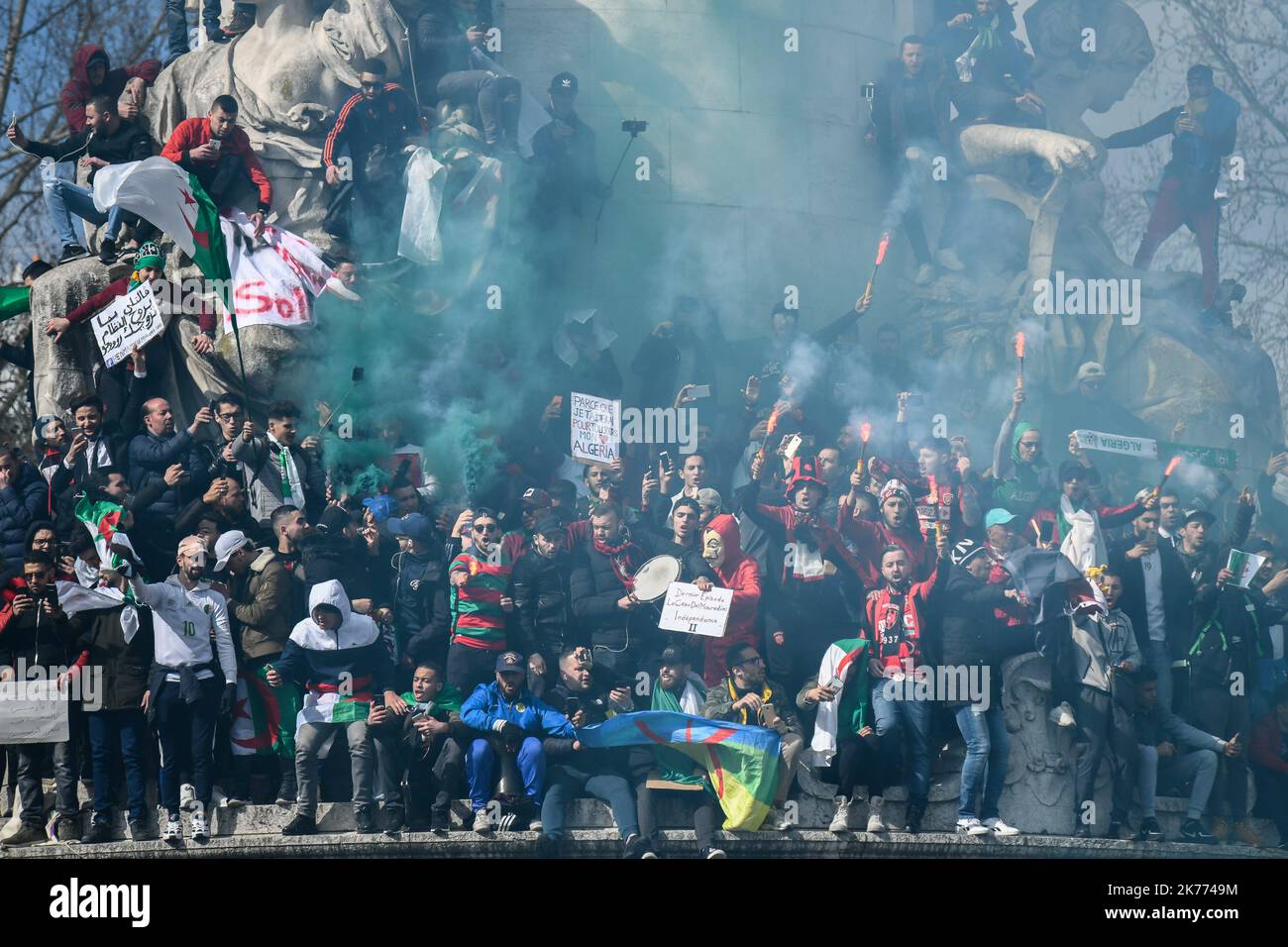 Rally della diaspora algerina su Place de la Republique contro il mandato 5th del presidente Bouteflika. Foto Stock