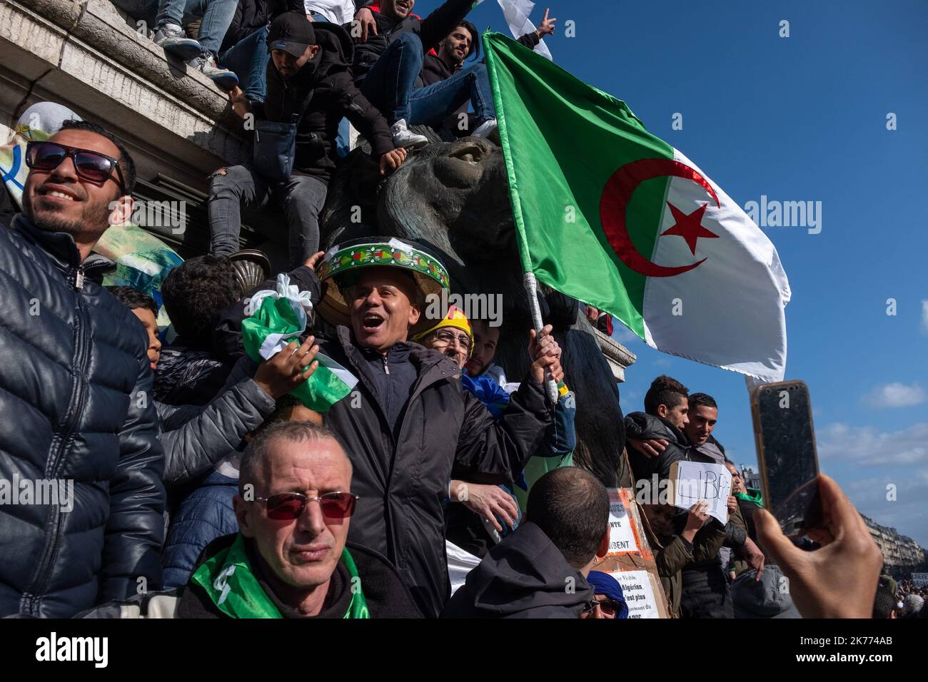 Rally della diaspora algerina su Place de la Republique contro il mandato 5th del presidente Bouteflika. Foto Stock
