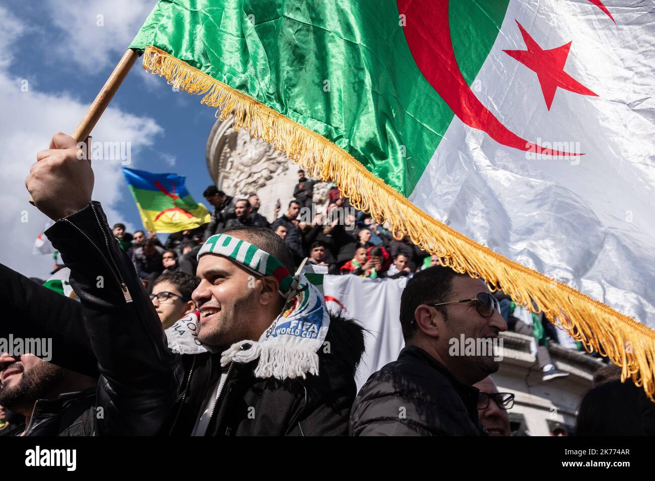 Rally della diaspora algerina su Place de la Republique contro il mandato 5th del presidente Bouteflika. Foto Stock