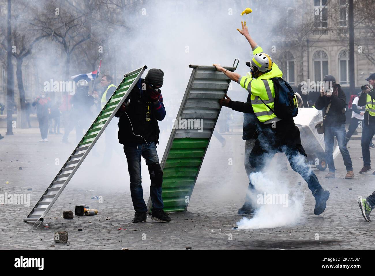 16/03/2019 - Francia / Ile-de-France (regione) / Parigi 8th (8th° arrondissement di Parigi) - la manifestazione dei giubbotti gialli si volge allo scontro con le forze dell'Ordine per l'atto 18, sugli Champs Elysee a Parigi. Atto 18 corrispondente alla fine del grande dibattito nazionale. Foto Stock