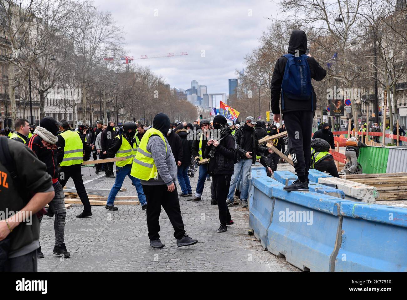 16/03/2019 - Francia / Ile-de-France (regione) / Parigi 8th (8th° arrondissement di Parigi) - la manifestazione dei giubbotti gialli si volge allo scontro con le forze dell'Ordine per l'atto 18, sugli Champs Elysee a Parigi. Atto 18 corrispondente alla fine del grande dibattito nazionale. Foto Stock