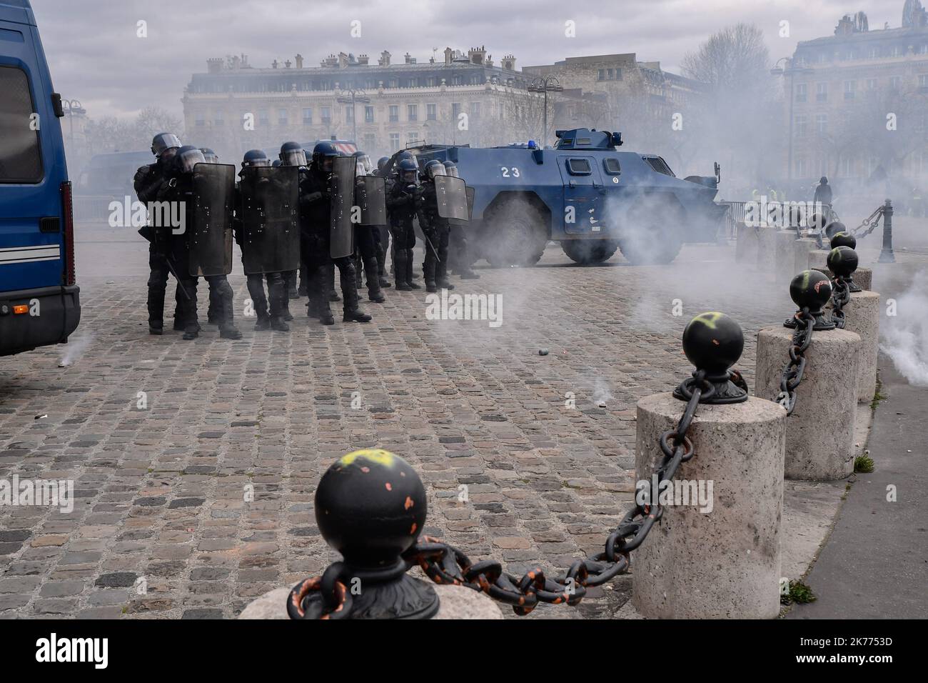 16/03/2019 - Francia / Ile-de-France (regione) / Parigi 8th (8th° arrondissement di Parigi) - la manifestazione dei giubbotti gialli si volge allo scontro con le forze dell'Ordine per l'atto 18, sugli Champs Elysee a Parigi. Atto 18 corrispondente alla fine del grande dibattito nazionale. Foto Stock