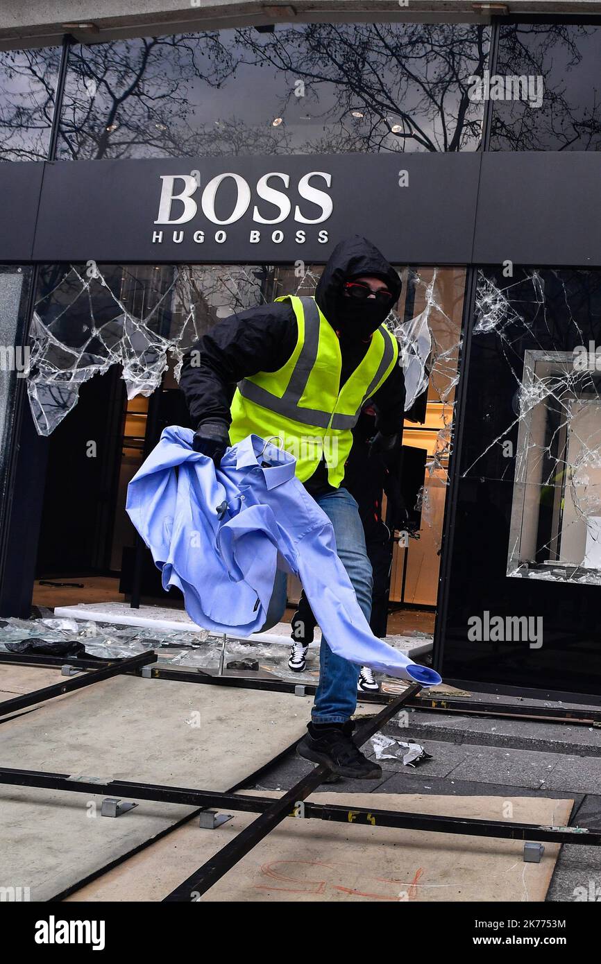 16/03/2019 - Francia / Ile-de-France (regione) / Parigi 8th (8th° arrondissement di Parigi) - la manifestazione dei giubbotti gialli si volge allo scontro con le forze dell'Ordine per l'atto 18, sugli Champs Elysee a Parigi. Atto 18 corrispondente alla fine del grande dibattito nazionale. Foto Stock
