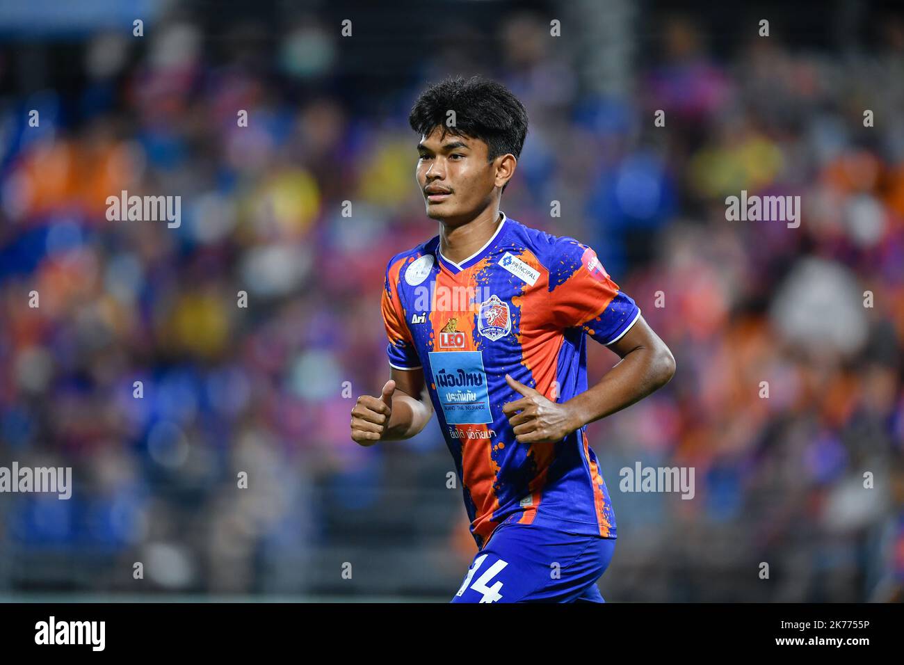 Bangkok, Thailandia. 16th Ott 2022. Teerasak Poeiphimai di Port FC in azione durante la partita della Premier League 2022 tra Port FC e Lampang FC al PAT Stadium.Final Score; Port FC 2:1 Lampang FC (Photo by Amphol Thongmueangluang/SOPA Images/Sipa USA) Credit: Sipa USA/Alamy Live News Foto Stock