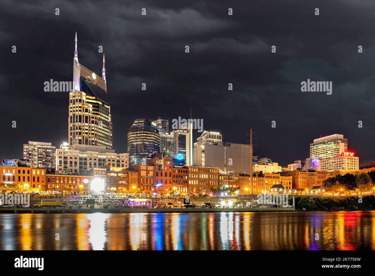 Il bellissimo mago del famoso centro di Nashville lungo il fiume mostra una vibrante attrazione turistica sul lungomare di notte. Foto Stock