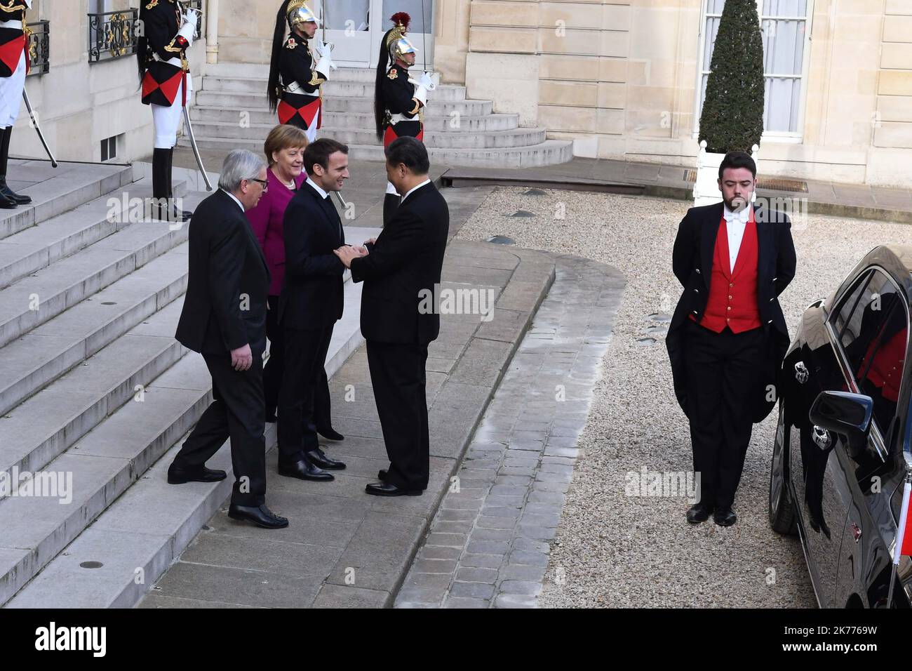 Il presidente della Commissione europea Jean-Claude Juncker, la cancelliera tedesca Angela Merkel e il presidente francese Emmanuel Macron danno il benvenuto al presidente cinese Xi Jinping al palazzo Elysee di Parigi, Francia. Foto Stock