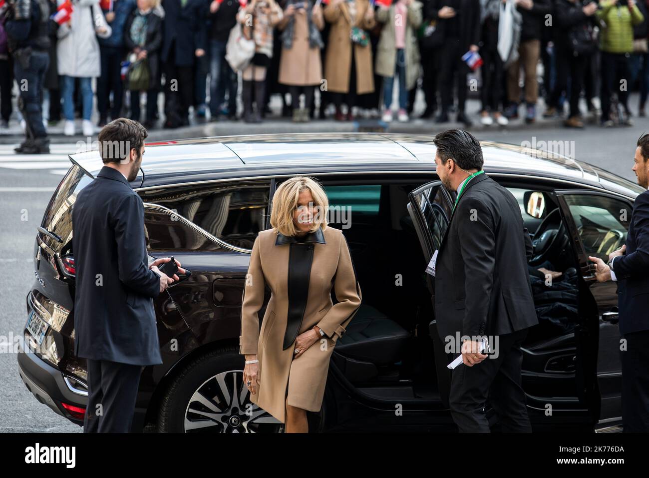 Peng Liyuan, moglie del presidente cinese, ha partecipato lunedì al Palais Garnier con Brigitte Macron, moglie del presidente francese. Foto Stock