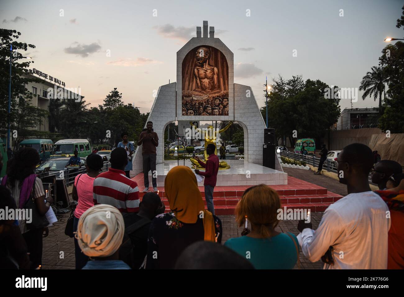 Preghiera silenziosa Place des Martyrs a Bamako, in omaggio alle vittime del massacro di Ogossagou nel distretto di Bankass, che ha ucciso quasi 160 persone. Foto Stock