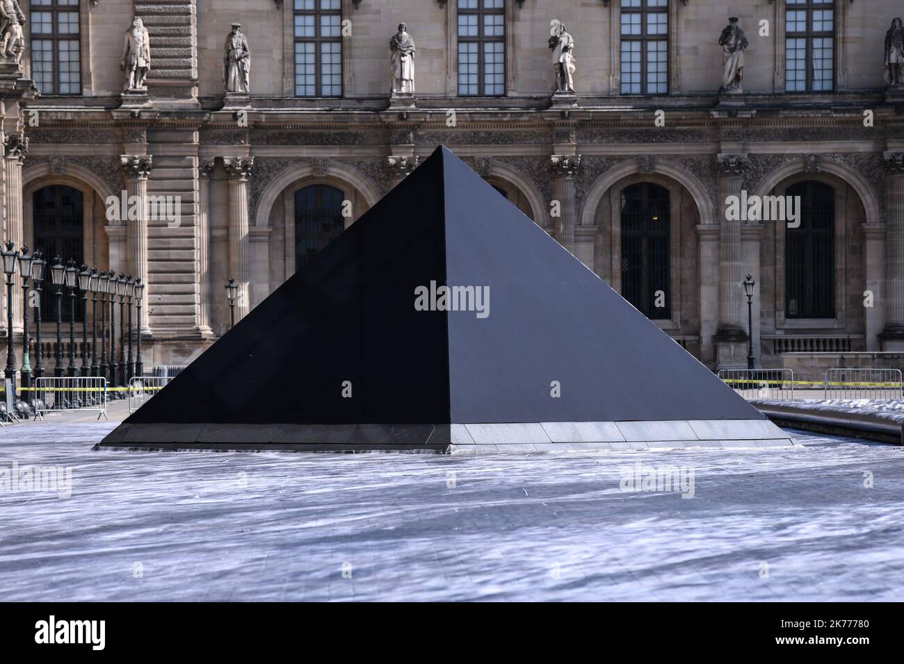 Parigi / Francia in occasione del 30th° anniversario della Piramide del Louvre, l'artista JR produce un lavoro collaborativo, che sarà visibile per tutto il fine settimana del 30-31 marzo Foto Stock