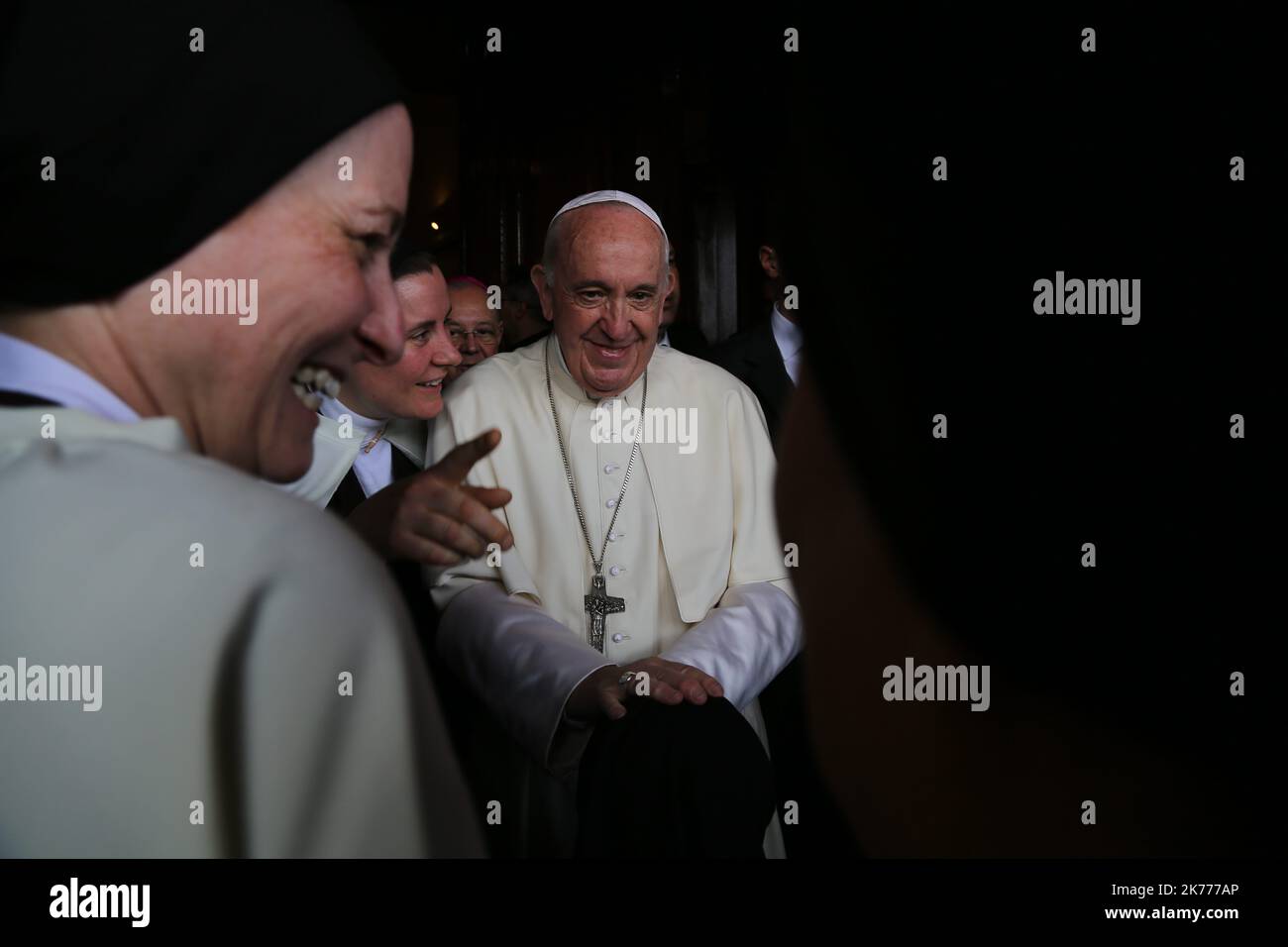 Papa Francesco ha celebrato la Messa nel complesso Moulay Abdallah di Rabat, capitale del Marocco, Davanti a diverse migliaia di fedeli.©Manoel Penicaud / le Pictorium/MAXPPP - Manoel Penicaud / le Pictorium - Maroc / Rabat / Rabat - le Pape Francois una celebrità une messe au complexe Moulay Abdallah de Rabat, la capitale du Maroc devant plusieurs milliers de fideles. / Marocco / Rabat / Rabat - Papa Francesco ha celebrato la Messa nel complesso Moulay Abdallah di Rabat, capitale del Marocco, davanti a diverse migliaia di fedeli. Foto Stock